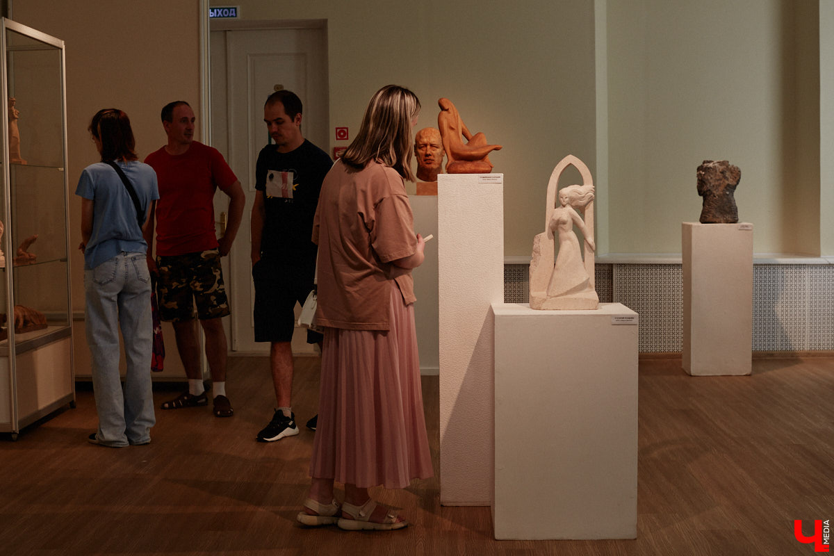 Во Владимире открылась первая персональная выставка скульптора Виталия Цагареишвили. Жителям региона он известен как автор бронзовых суздальчат и участник первого белокаменного фестиваля. Разнообразие форм представленных изделий, а также плавные изгибы грубых, казалось бы, материалов выдернут посетителей из реальности на долгие минуты. Проверено на себе!