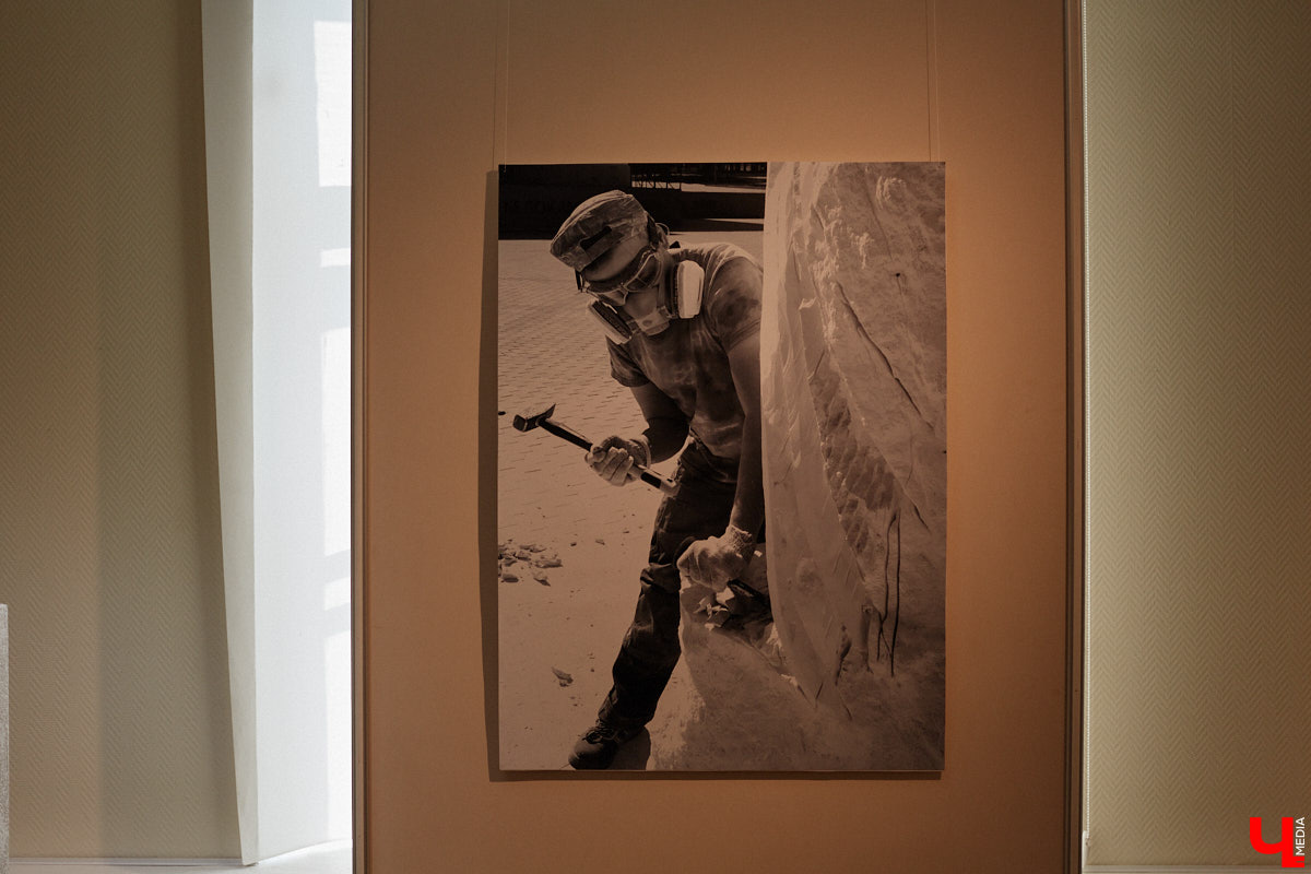 Во Владимире открылась первая персональная выставка скульптора Виталия Цагареишвили. Жителям региона он известен как автор бронзовых суздальчат и участник первого белокаменного фестиваля. Разнообразие форм представленных изделий, а также плавные изгибы грубых, казалось бы, материалов выдернут посетителей из реальности на долгие минуты. Проверено на себе!