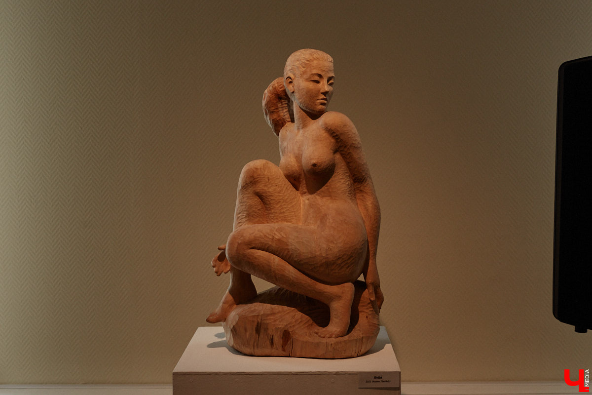 Во Владимире открылась первая персональная выставка скульптора Виталия Цагареишвили. Жителям региона он известен как автор бронзовых суздальчат и участник первого белокаменного фестиваля. Разнообразие форм представленных изделий, а также плавные изгибы грубых, казалось бы, материалов выдернут посетителей из реальности на долгие минуты. Проверено на себе!