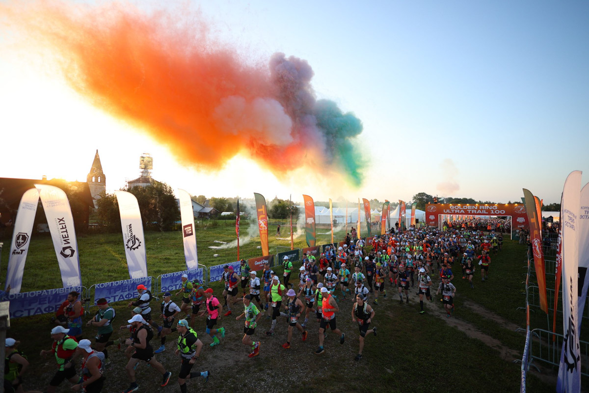 Будто бы вчера в Суздале прошел юбилейный марафон спорта Golden Ring Ultra Trail 100, но на деле минул год, и атлеты вновь вернулись в древний город за наградами и яркими эмоциями. В этот раз главным событием, помимо, разумеется, самих забегов, стало выступление певицы МакSим. Но обо всем по порядку.