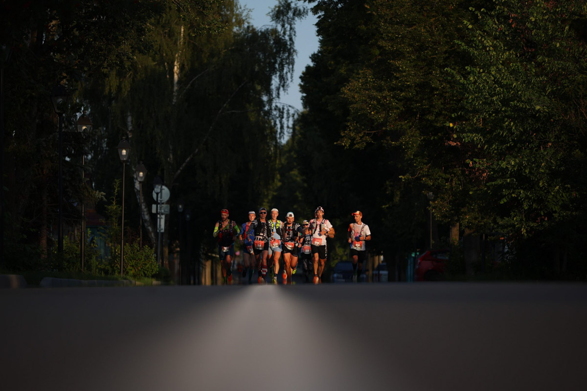 Будто бы вчера в Суздале прошел юбилейный марафон спорта Golden Ring Ultra Trail 100, но на деле минул год, и атлеты вновь вернулись в древний город за наградами и яркими эмоциями. В этот раз главным событием, помимо, разумеется, самих забегов, стало выступление певицы МакSим. Но обо всем по порядку.