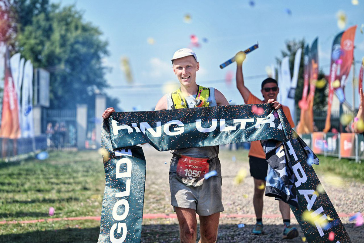 Будто бы вчера в Суздале прошел юбилейный марафон спорта Golden Ring Ultra Trail 100, но на деле минул год, и атлеты вновь вернулись в древний город за наградами и яркими эмоциями. В этот раз главным событием, помимо, разумеется, самих забегов, стало выступление певицы МакSим. Но обо всем по порядку.