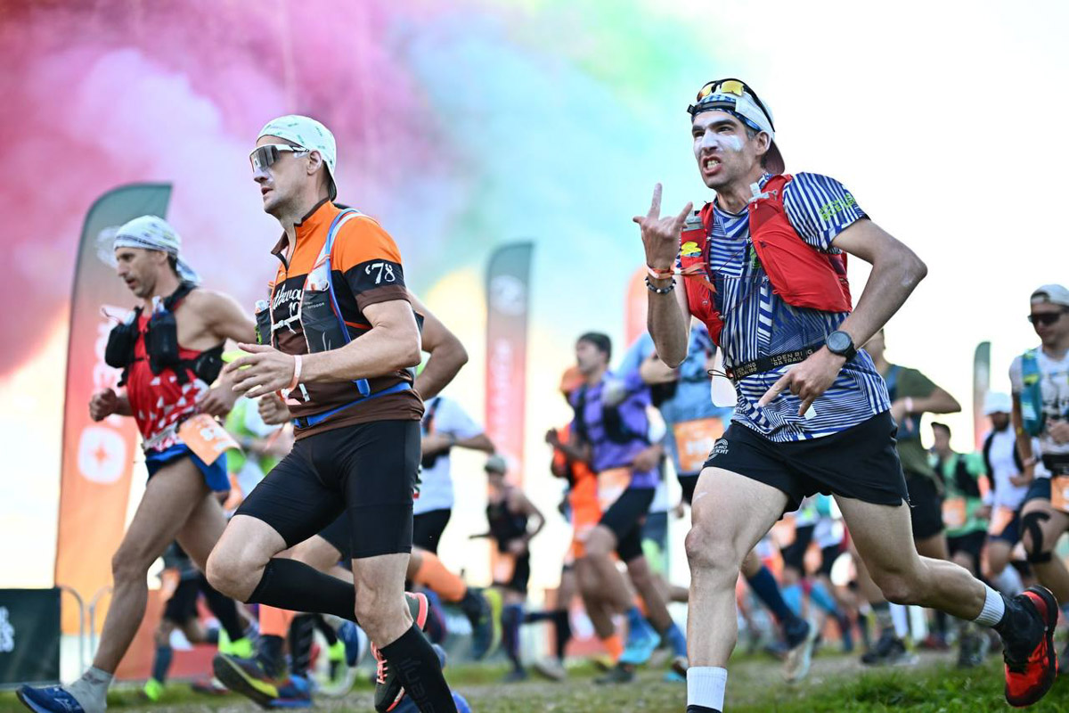 Будто бы вчера в Суздале прошел юбилейный марафон спорта Golden Ring Ultra Trail 100, но на деле минул год, и атлеты вновь вернулись в древний город за наградами и яркими эмоциями. В этот раз главным событием, помимо, разумеется, самих забегов, стало выступление певицы МакSим. Но обо всем по порядку.