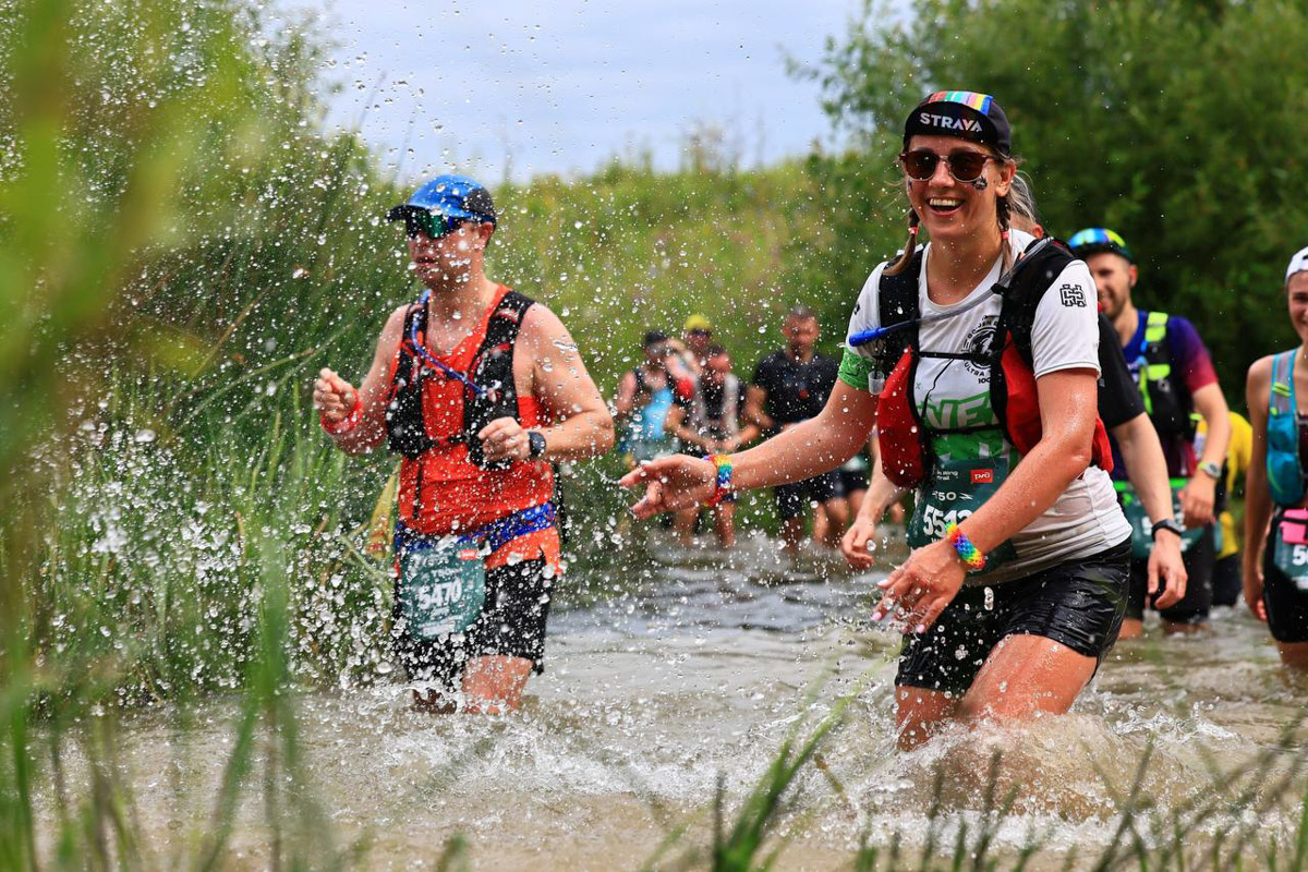 Будто бы вчера в Суздале прошел юбилейный марафон спорта Golden Ring Ultra Trail 100, но на деле минул год, и атлеты вновь вернулись в древний город за наградами и яркими эмоциями. В этот раз главным событием, помимо, разумеется, самих забегов, стало выступление певицы МакSим. Но обо всем по порядку.