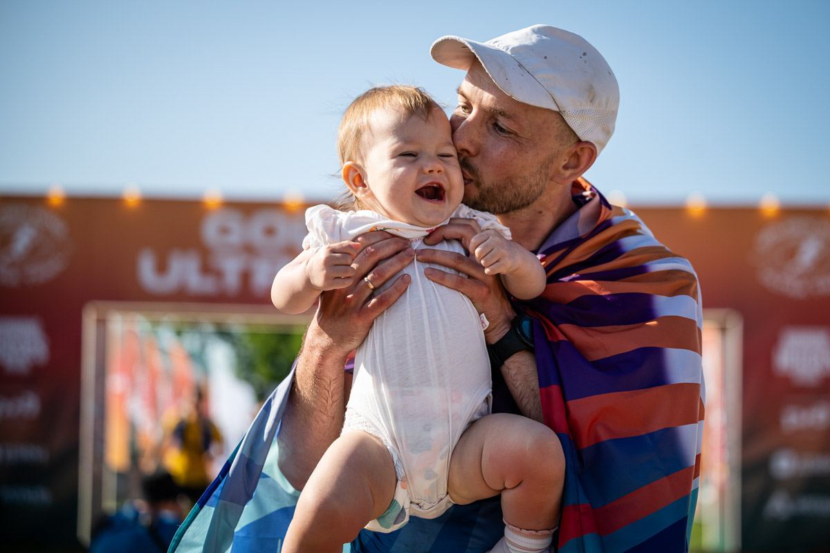 Будто бы вчера в Суздале прошел юбилейный марафон спорта Golden Ring Ultra Trail 100, но на деле минул год, и атлеты вновь вернулись в древний город за наградами и яркими эмоциями. В этот раз главным событием, помимо, разумеется, самих забегов, стало выступление певицы МакSим. Но обо всем по порядку.