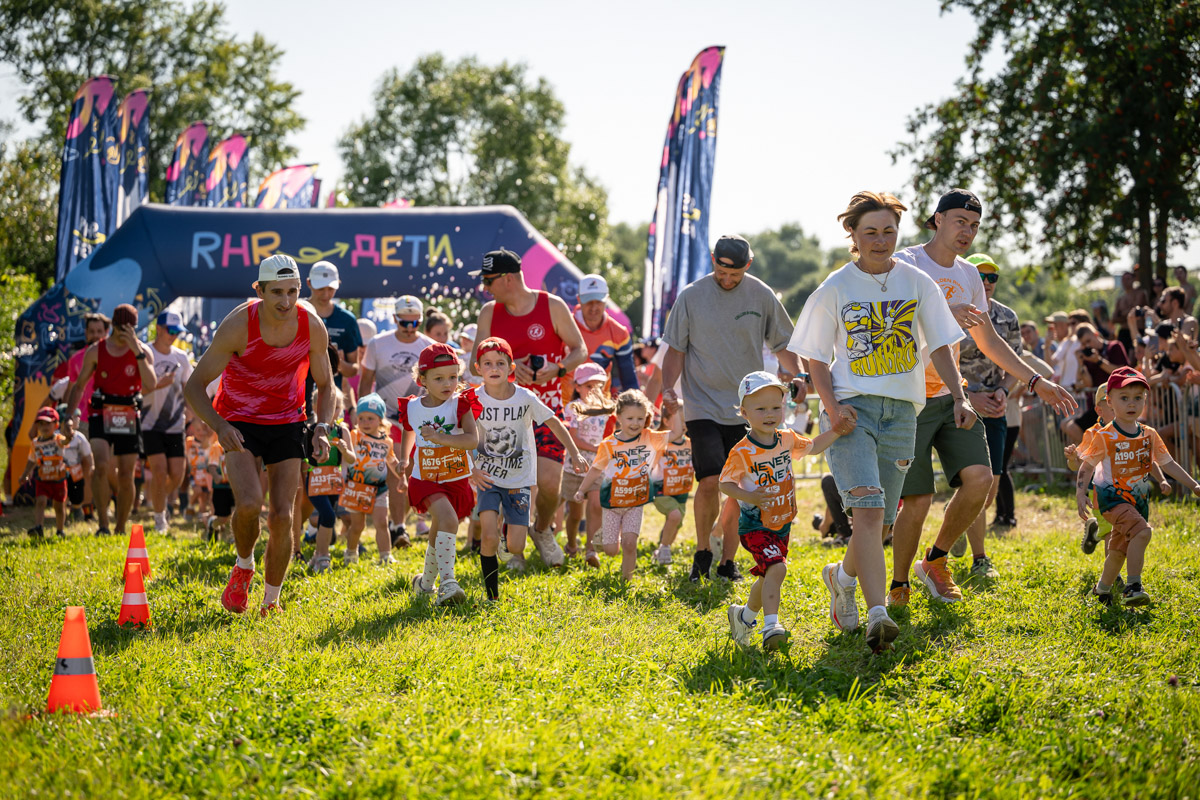 Будто бы вчера в Суздале прошел юбилейный марафон спорта Golden Ring Ultra Trail 100, но на деле минул год, и атлеты вновь вернулись в древний город за наградами и яркими эмоциями. В этот раз главным событием, помимо, разумеется, самих забегов, стало выступление певицы МакSим. Но обо всем по порядку.