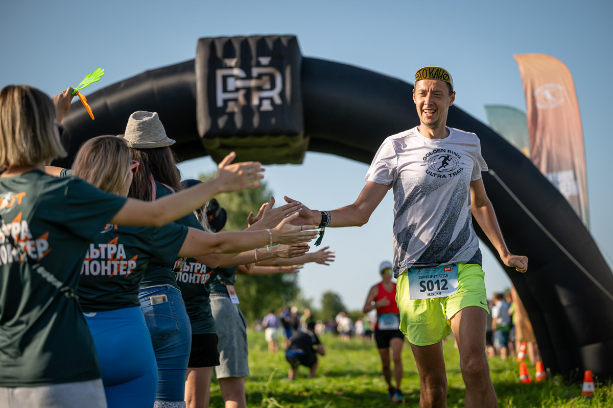 Будто бы вчера в Суздале прошел юбилейный марафон спорта Golden Ring Ultra Trail 100, но на деле минул год, и атлеты вновь вернулись в древний город за наградами и яркими эмоциями. В этот раз главным событием, помимо, разумеется, самих забегов, стало выступление певицы МакSим. Но обо всем по порядку.