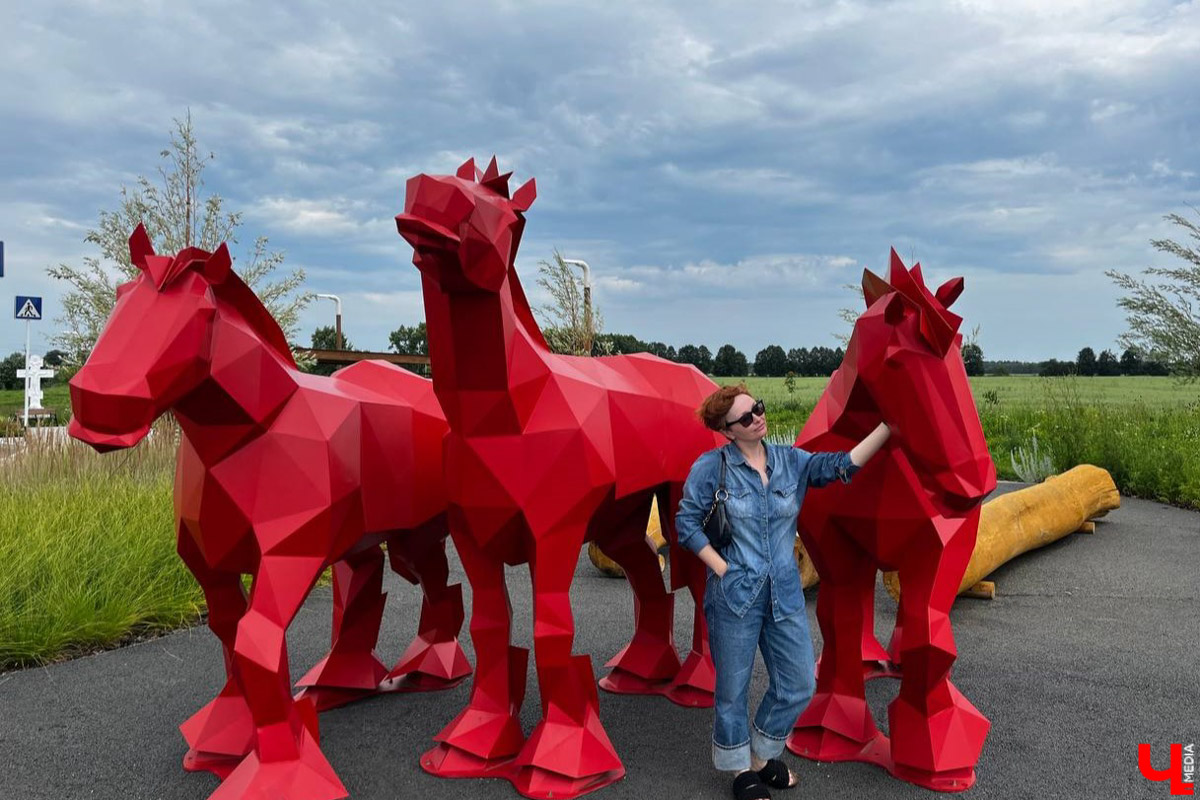 Гаврилов Посад — городок в Ивановской области примерно в 30 километрах от Суздаля. Его называют родиной известного на весь мир владимирского тяжеловоза. Обойти все местные достопримечательности можно всего за несколько часов в лайтовом режиме. Ехать сюда стоит за особой атмосферой: прогуляться по лучшей по версии «Афиша Daily» набережной, подняться на старую колокольню ради невероятных видов и, конечно, посетить Дворцовый конный завод.
