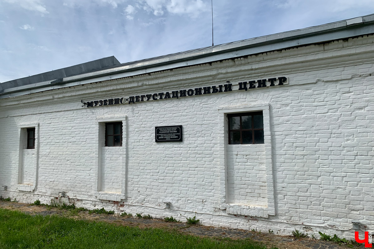 Гаврилов Посад — городок в Ивановской области примерно в 30 километрах от Суздаля. Его называют родиной известного на весь мир владимирского тяжеловоза. Обойти все местные достопримечательности можно всего за несколько часов в лайтовом режиме. Ехать сюда стоит за особой атмосферой: прогуляться по лучшей по версии «Афиша Daily» набережной, подняться на старую колокольню ради невероятных видов и, конечно, посетить Дворцовый конный завод.