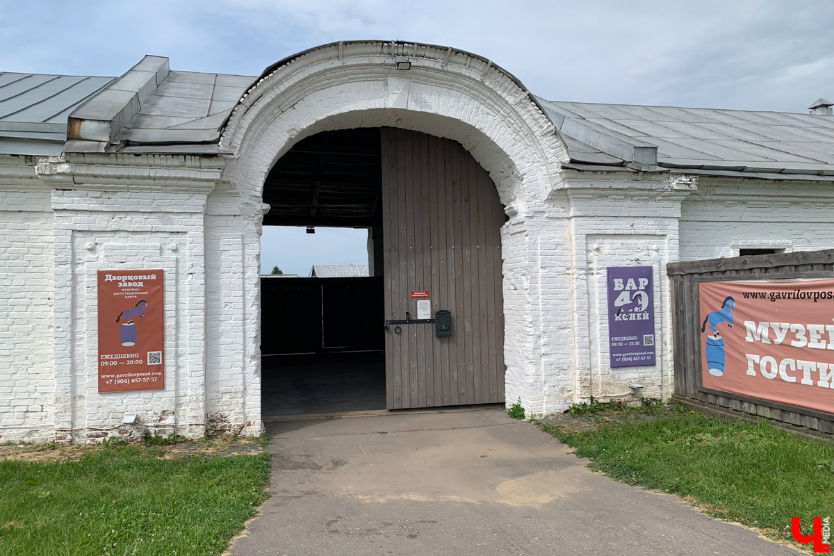 Гаврилов Посад — городок в Ивановской области примерно в 30 километрах от Суздаля. Его называют родиной известного на весь мир владимирского тяжеловоза. Обойти все местные достопримечательности можно всего за несколько часов в лайтовом режиме. Ехать сюда стоит за особой атмосферой: прогуляться по лучшей по версии «Афиша Daily» набережной, подняться на старую колокольню ради невероятных видов и, конечно, посетить Дворцовый конный завод.