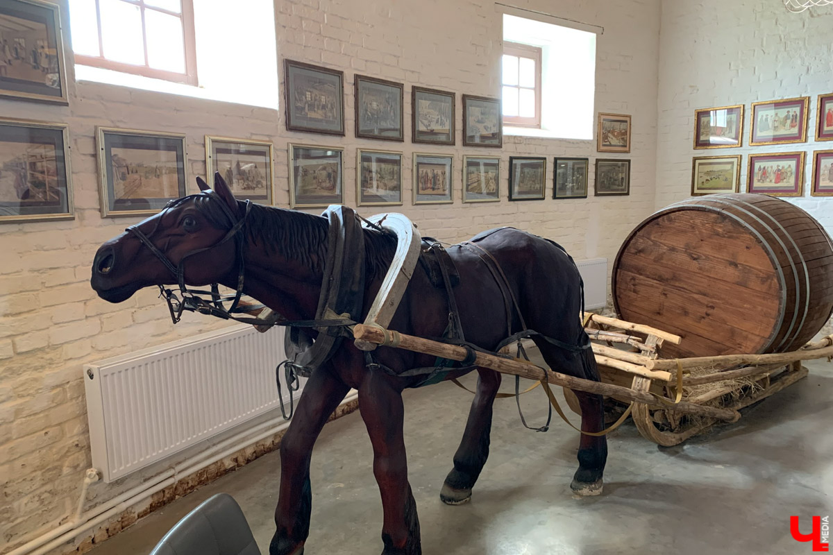 Гаврилов Посад — городок в Ивановской области примерно в 30 километрах от Суздаля. Его называют родиной известного на весь мир владимирского тяжеловоза. Обойти все местные достопримечательности можно всего за несколько часов в лайтовом режиме. Ехать сюда стоит за особой атмосферой: прогуляться по лучшей по версии «Афиша Daily» набережной, подняться на старую колокольню ради невероятных видов и, конечно, посетить Дворцовый конный завод.