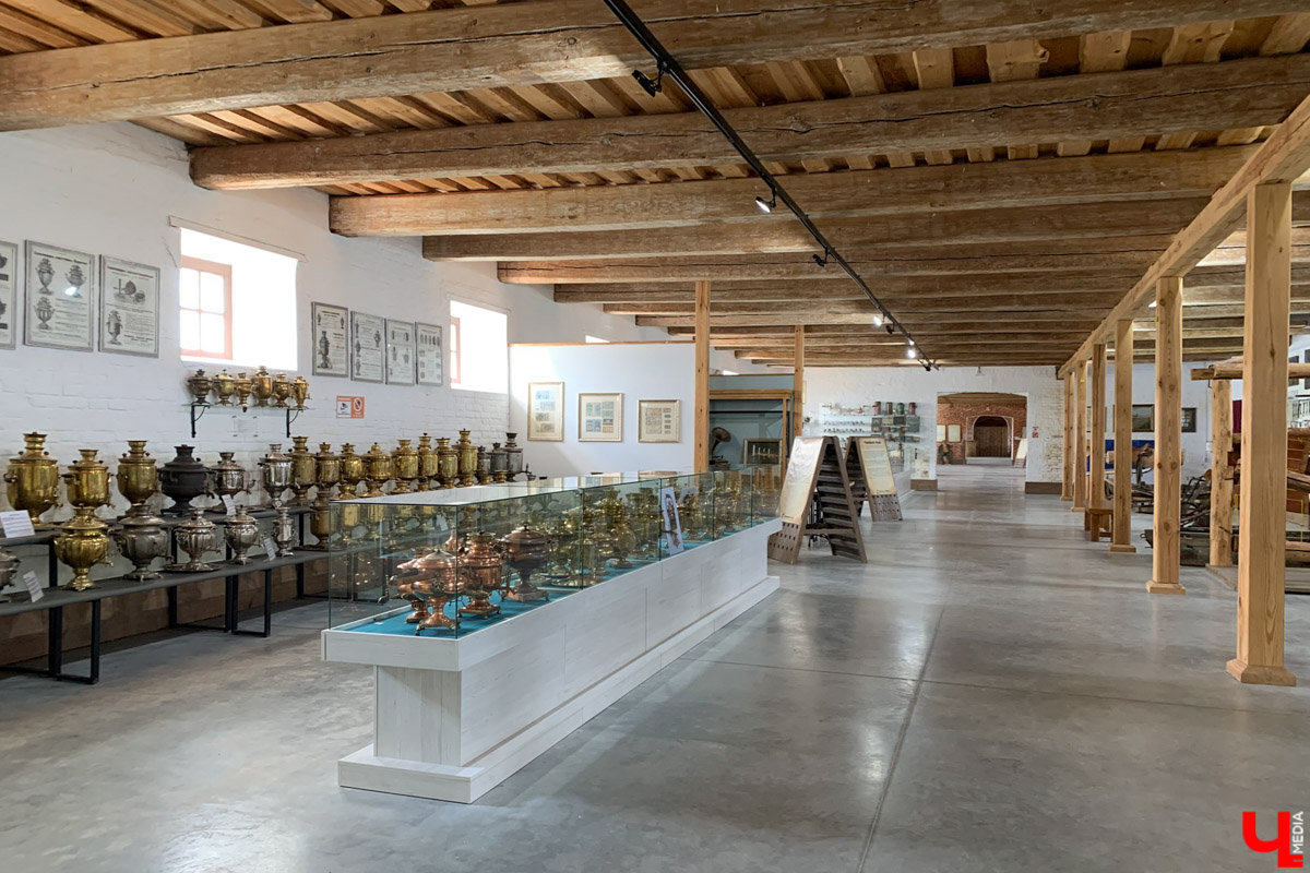 Гаврилов Посад — городок в Ивановской области примерно в 30 километрах от Суздаля. Его называют родиной известного на весь мир владимирского тяжеловоза. Обойти все местные достопримечательности можно всего за несколько часов в лайтовом режиме. Ехать сюда стоит за особой атмосферой: прогуляться по лучшей по версии «Афиша Daily» набережной, подняться на старую колокольню ради невероятных видов и, конечно, посетить Дворцовый конный завод.