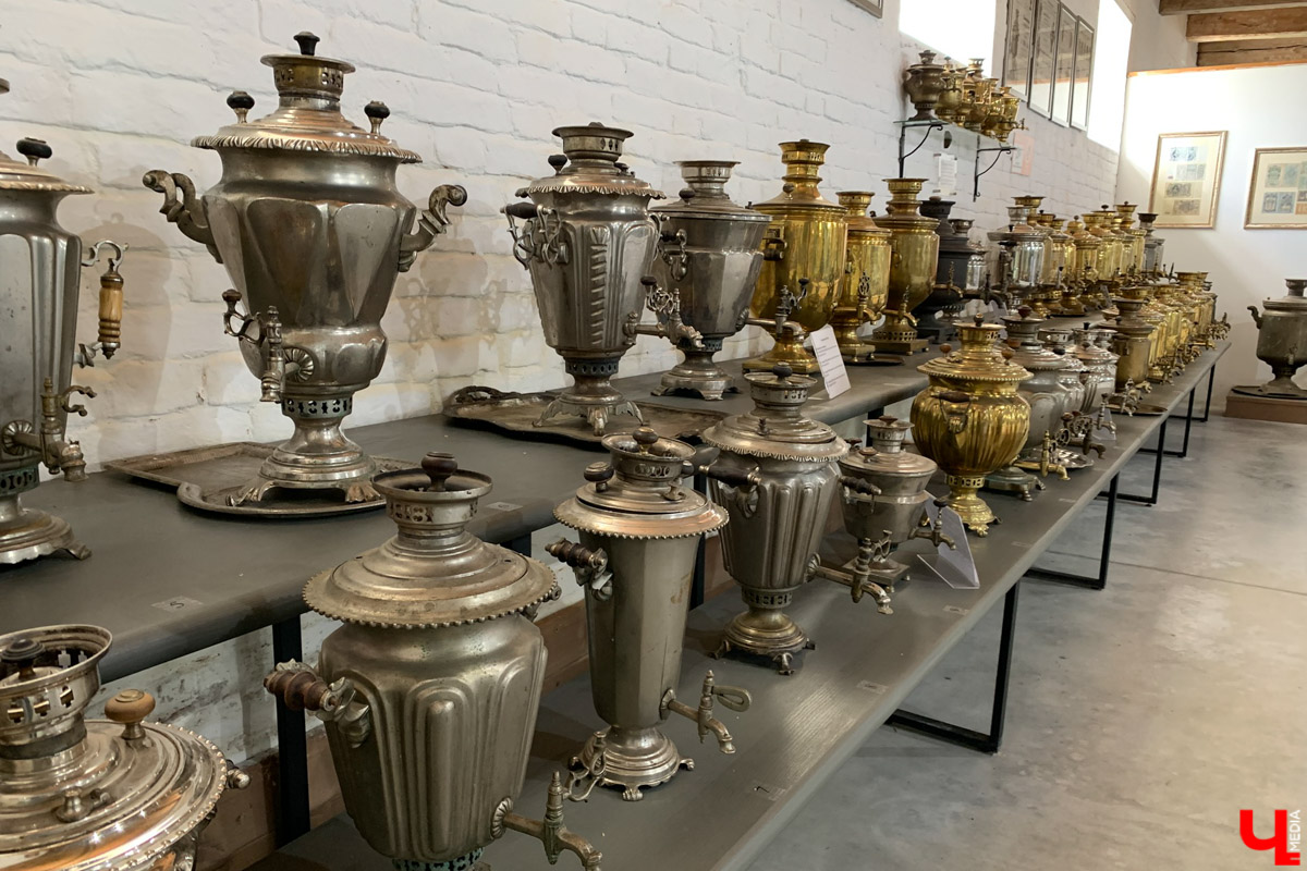 Гаврилов Посад — городок в Ивановской области примерно в 30 километрах от Суздаля. Его называют родиной известного на весь мир владимирского тяжеловоза. Обойти все местные достопримечательности можно всего за несколько часов в лайтовом режиме. Ехать сюда стоит за особой атмосферой: прогуляться по лучшей по версии «Афиша Daily» набережной, подняться на старую колокольню ради невероятных видов и, конечно, посетить Дворцовый конный завод.