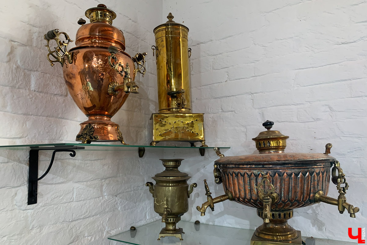 Гаврилов Посад — городок в Ивановской области примерно в 30 километрах от Суздаля. Его называют родиной известного на весь мир владимирского тяжеловоза. Обойти все местные достопримечательности можно всего за несколько часов в лайтовом режиме. Ехать сюда стоит за особой атмосферой: прогуляться по лучшей по версии «Афиша Daily» набережной, подняться на старую колокольню ради невероятных видов и, конечно, посетить Дворцовый конный завод.