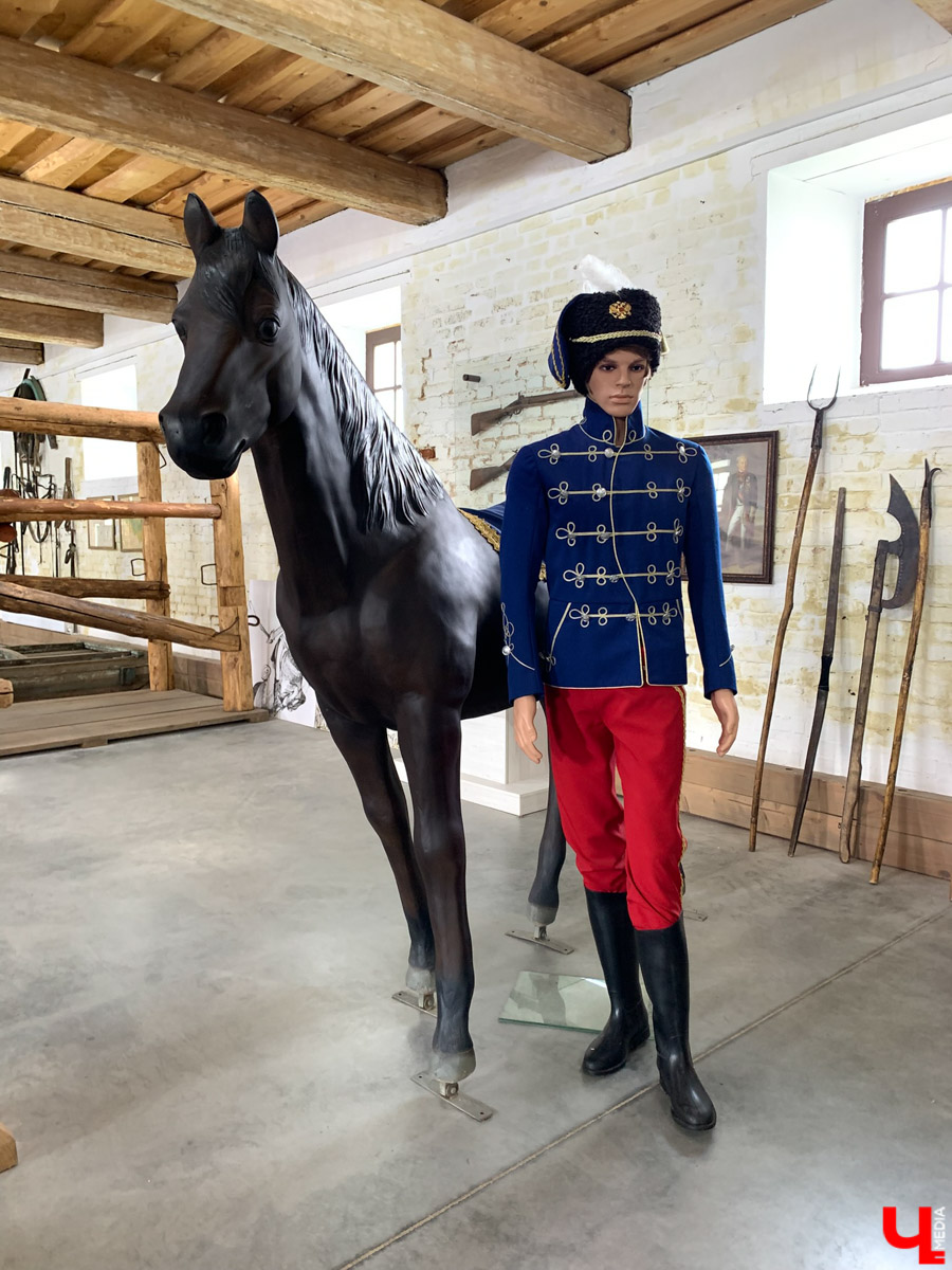 Гаврилов Посад — городок в Ивановской области примерно в 30 километрах от Суздаля. Его называют родиной известного на весь мир владимирского тяжеловоза. Обойти все местные достопримечательности можно всего за несколько часов в лайтовом режиме. Ехать сюда стоит за особой атмосферой: прогуляться по лучшей по версии «Афиша Daily» набережной, подняться на старую колокольню ради невероятных видов и, конечно, посетить Дворцовый конный завод.