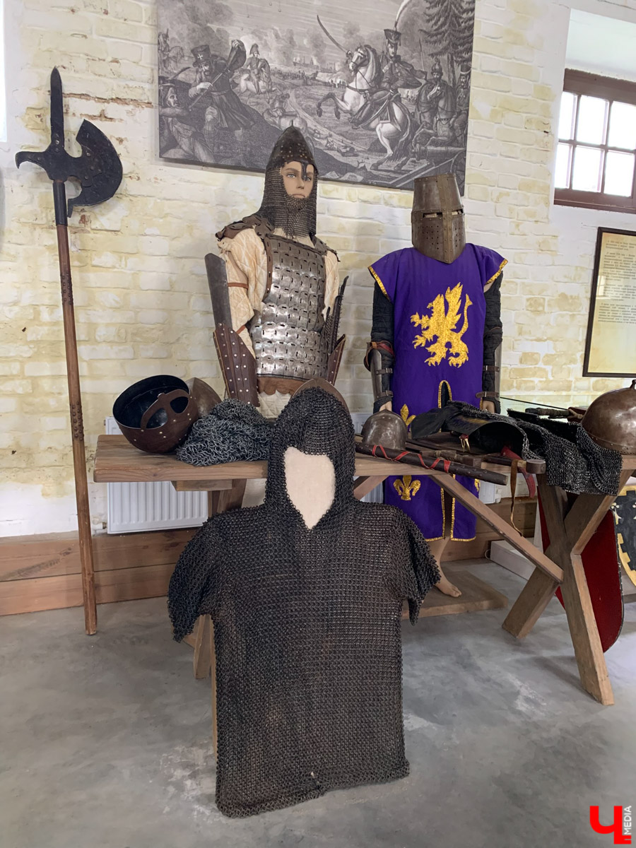 Гаврилов Посад — городок в Ивановской области примерно в 30 километрах от Суздаля. Его называют родиной известного на весь мир владимирского тяжеловоза. Обойти все местные достопримечательности можно всего за несколько часов в лайтовом режиме. Ехать сюда стоит за особой атмосферой: прогуляться по лучшей по версии «Афиша Daily» набережной, подняться на старую колокольню ради невероятных видов и, конечно, посетить Дворцовый конный завод.