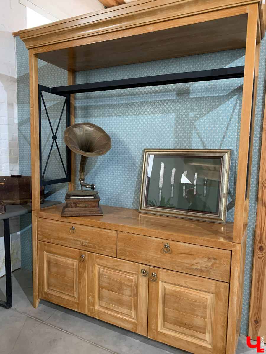 Гаврилов Посад — городок в Ивановской области примерно в 30 километрах от Суздаля. Его называют родиной известного на весь мир владимирского тяжеловоза. Обойти все местные достопримечательности можно всего за несколько часов в лайтовом режиме. Ехать сюда стоит за особой атмосферой: прогуляться по лучшей по версии «Афиша Daily» набережной, подняться на старую колокольню ради невероятных видов и, конечно, посетить Дворцовый конный завод.