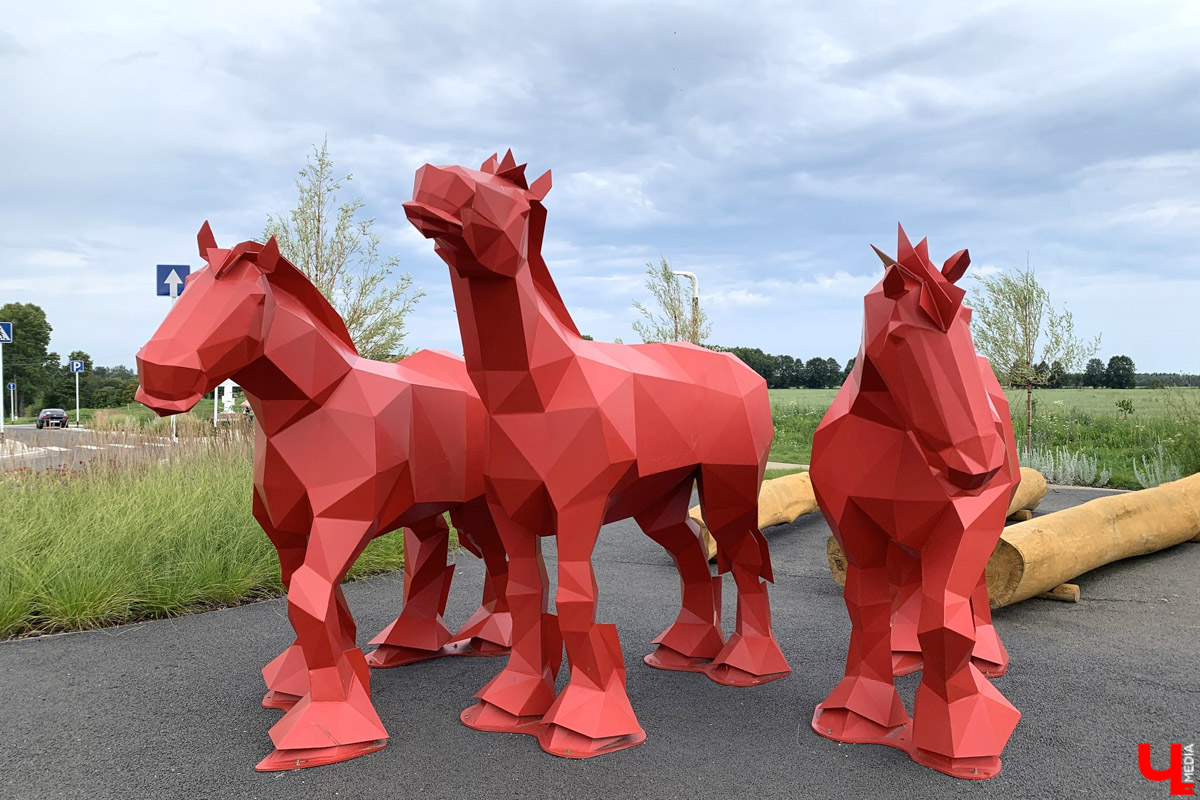 Гаврилов Посад — городок в Ивановской области примерно в 30 километрах от Суздаля. Его называют родиной известного на весь мир владимирского тяжеловоза. Обойти все местные достопримечательности можно всего за несколько часов в лайтовом режиме. Ехать сюда стоит за особой атмосферой: прогуляться по лучшей по версии «Афиша Daily» набережной, подняться на старую колокольню ради невероятных видов и, конечно, посетить Дворцовый конный завод.