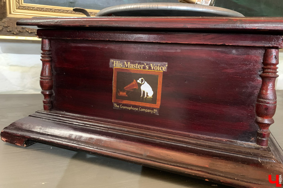 Гаврилов Посад — городок в Ивановской области примерно в 30 километрах от Суздаля. Его называют родиной известного на весь мир владимирского тяжеловоза. Обойти все местные достопримечательности можно всего за несколько часов в лайтовом режиме. Ехать сюда стоит за особой атмосферой: прогуляться по лучшей по версии «Афиша Daily» набережной, подняться на старую колокольню ради невероятных видов и, конечно, посетить Дворцовый конный завод.