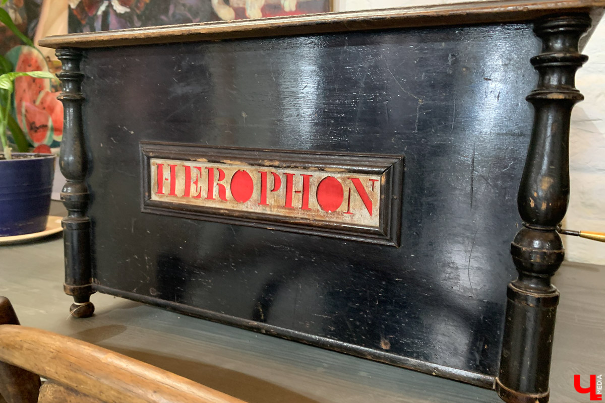 Гаврилов Посад — городок в Ивановской области примерно в 30 километрах от Суздаля. Его называют родиной известного на весь мир владимирского тяжеловоза. Обойти все местные достопримечательности можно всего за несколько часов в лайтовом режиме. Ехать сюда стоит за особой атмосферой: прогуляться по лучшей по версии «Афиша Daily» набережной, подняться на старую колокольню ради невероятных видов и, конечно, посетить Дворцовый конный завод.