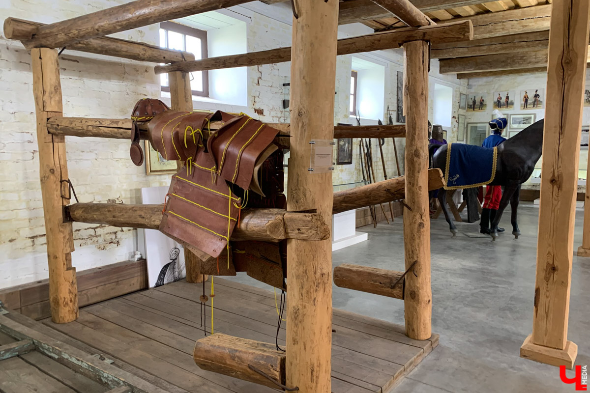 Гаврилов Посад — городок в Ивановской области примерно в 30 километрах от Суздаля. Его называют родиной известного на весь мир владимирского тяжеловоза. Обойти все местные достопримечательности можно всего за несколько часов в лайтовом режиме. Ехать сюда стоит за особой атмосферой: прогуляться по лучшей по версии «Афиша Daily» набережной, подняться на старую колокольню ради невероятных видов и, конечно, посетить Дворцовый конный завод.