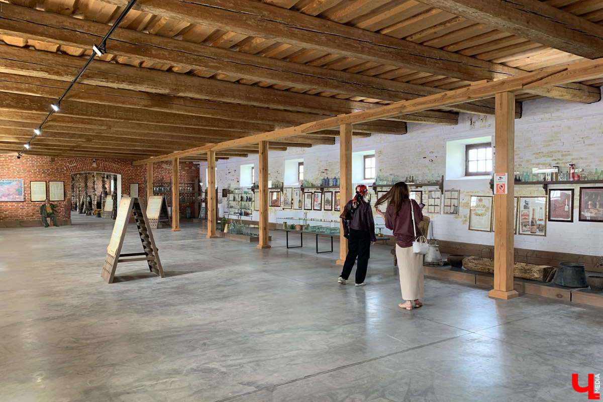 Гаврилов Посад — городок в Ивановской области примерно в 30 километрах от Суздаля. Его называют родиной известного на весь мир владимирского тяжеловоза. Обойти все местные достопримечательности можно всего за несколько часов в лайтовом режиме. Ехать сюда стоит за особой атмосферой: прогуляться по лучшей по версии «Афиша Daily» набережной, подняться на старую колокольню ради невероятных видов и, конечно, посетить Дворцовый конный завод.