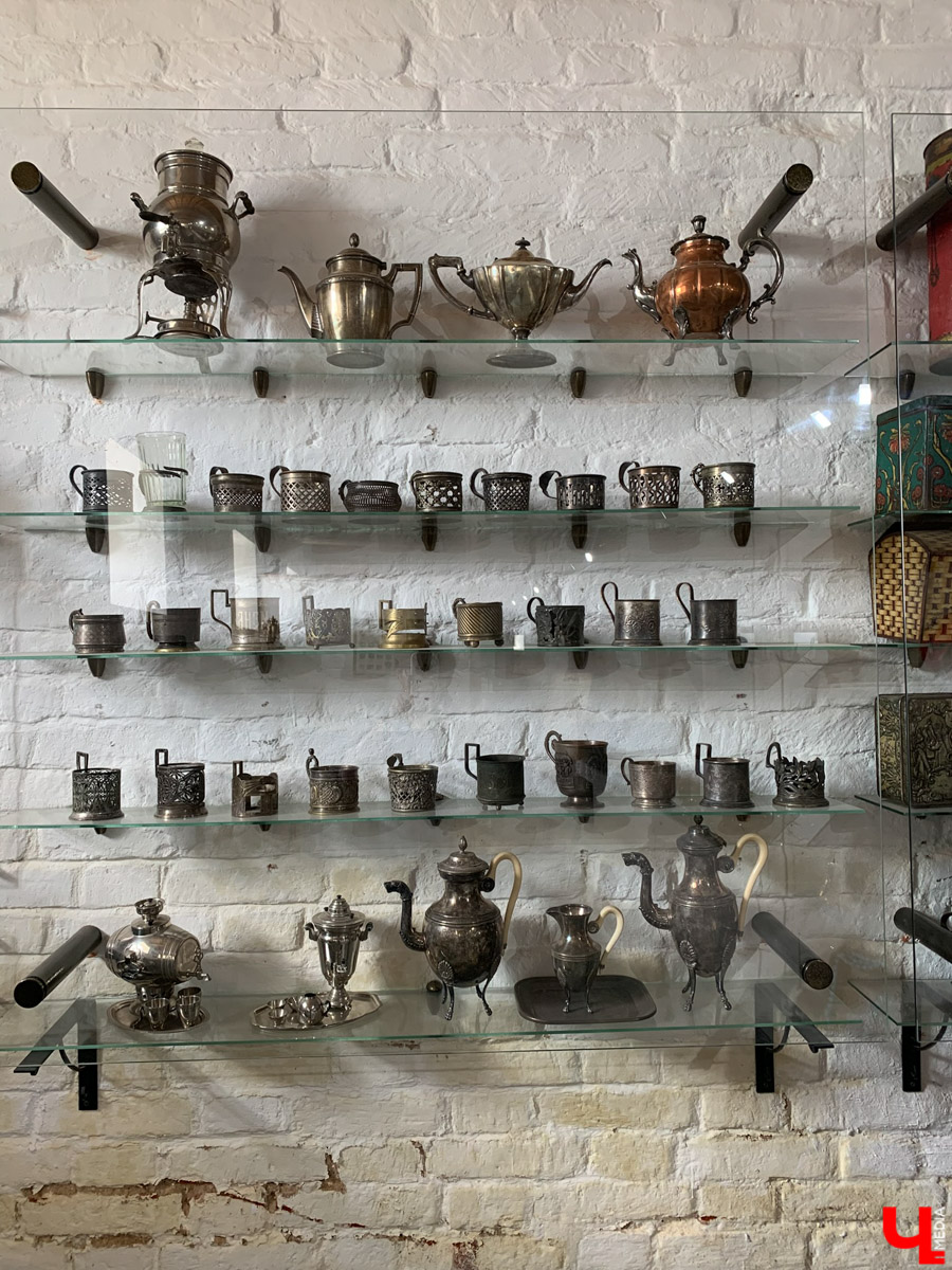 Гаврилов Посад — городок в Ивановской области примерно в 30 километрах от Суздаля. Его называют родиной известного на весь мир владимирского тяжеловоза. Обойти все местные достопримечательности можно всего за несколько часов в лайтовом режиме. Ехать сюда стоит за особой атмосферой: прогуляться по лучшей по версии «Афиша Daily» набережной, подняться на старую колокольню ради невероятных видов и, конечно, посетить Дворцовый конный завод.