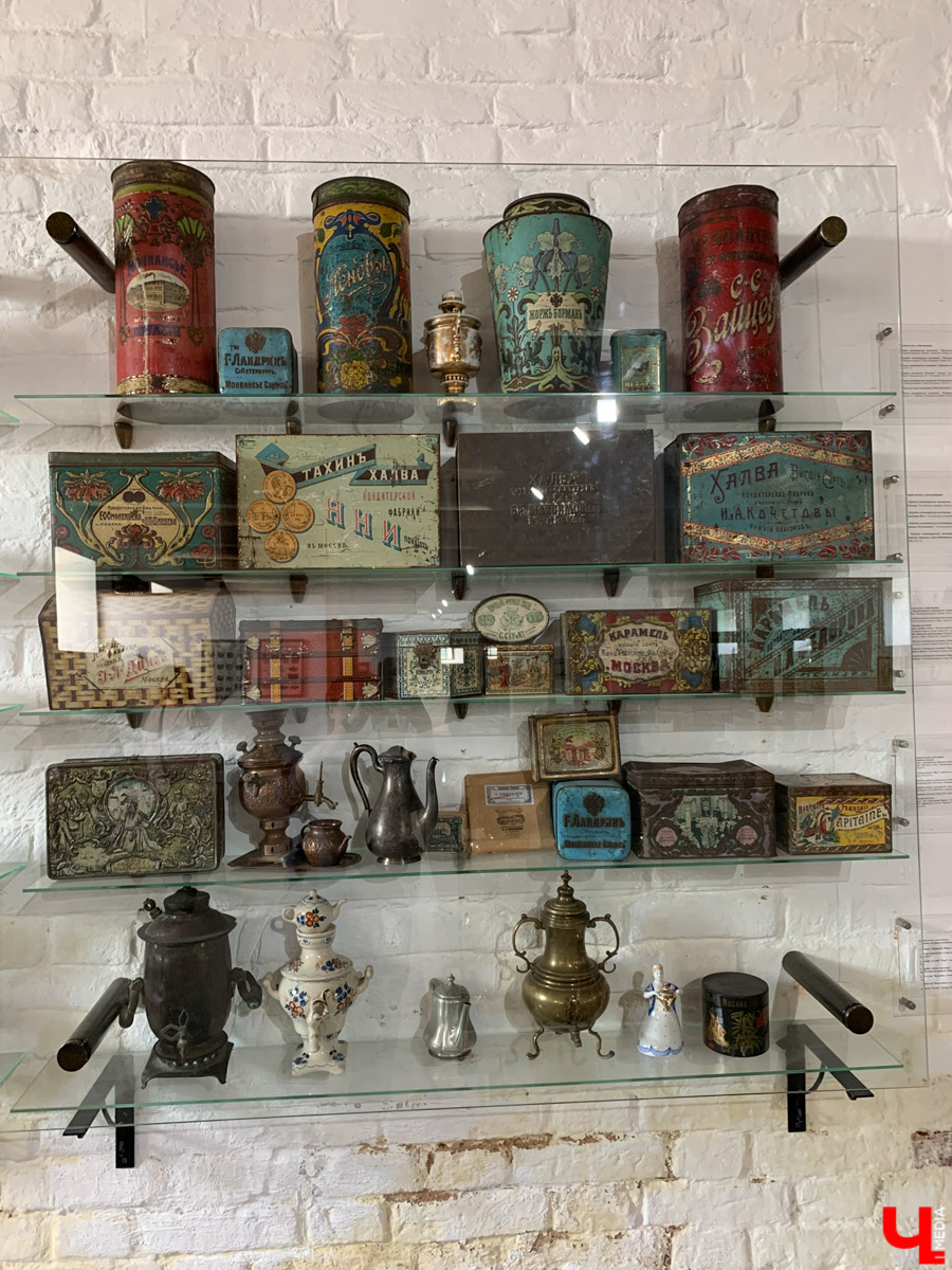 Гаврилов Посад — городок в Ивановской области примерно в 30 километрах от Суздаля. Его называют родиной известного на весь мир владимирского тяжеловоза. Обойти все местные достопримечательности можно всего за несколько часов в лайтовом режиме. Ехать сюда стоит за особой атмосферой: прогуляться по лучшей по версии «Афиша Daily» набережной, подняться на старую колокольню ради невероятных видов и, конечно, посетить Дворцовый конный завод.