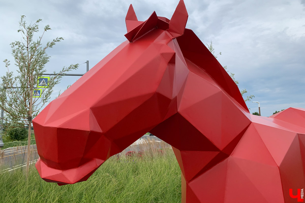 Гаврилов Посад — городок в Ивановской области примерно в 30 километрах от Суздаля. Его называют родиной известного на весь мир владимирского тяжеловоза. Обойти все местные достопримечательности можно всего за несколько часов в лайтовом режиме. Ехать сюда стоит за особой атмосферой: прогуляться по лучшей по версии «Афиша Daily» набережной, подняться на старую колокольню ради невероятных видов и, конечно, посетить Дворцовый конный завод.