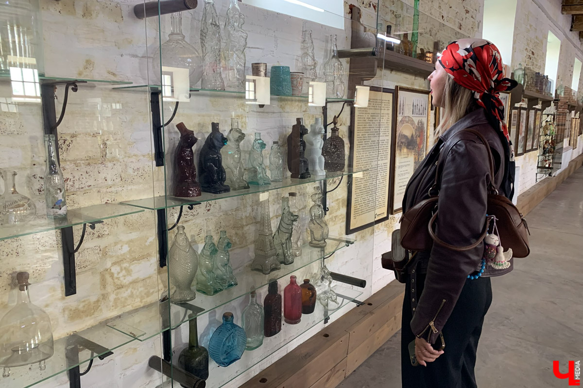 Гаврилов Посад — городок в Ивановской области примерно в 30 километрах от Суздаля. Его называют родиной известного на весь мир владимирского тяжеловоза. Обойти все местные достопримечательности можно всего за несколько часов в лайтовом режиме. Ехать сюда стоит за особой атмосферой: прогуляться по лучшей по версии «Афиша Daily» набережной, подняться на старую колокольню ради невероятных видов и, конечно, посетить Дворцовый конный завод.