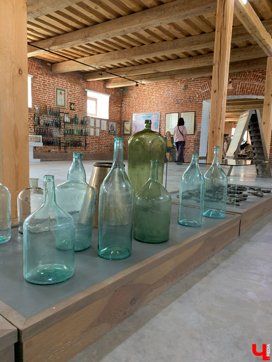 Гаврилов Посад — городок в Ивановской области примерно в 30 километрах от Суздаля. Его называют родиной известного на весь мир владимирского тяжеловоза. Обойти все местные достопримечательности можно всего за несколько часов в лайтовом режиме. Ехать сюда стоит за особой атмосферой: прогуляться по лучшей по версии «Афиша Daily» набережной, подняться на старую колокольню ради невероятных видов и, конечно, посетить Дворцовый конный завод.