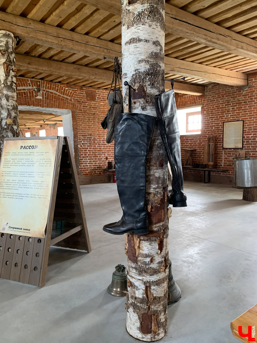 Гаврилов Посад — городок в Ивановской области примерно в 30 километрах от Суздаля. Его называют родиной известного на весь мир владимирского тяжеловоза. Обойти все местные достопримечательности можно всего за несколько часов в лайтовом режиме. Ехать сюда стоит за особой атмосферой: прогуляться по лучшей по версии «Афиша Daily» набережной, подняться на старую колокольню ради невероятных видов и, конечно, посетить Дворцовый конный завод.