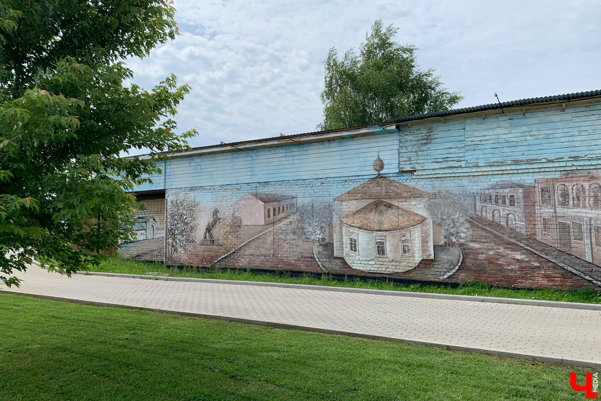 Гаврилов Посад — городок в Ивановской области примерно в 30 километрах от Суздаля. Его называют родиной известного на весь мир владимирского тяжеловоза. Обойти все местные достопримечательности можно всего за несколько часов в лайтовом режиме. Ехать сюда стоит за особой атмосферой: прогуляться по лучшей по версии «Афиша Daily» набережной, подняться на старую колокольню ради невероятных видов и, конечно, посетить Дворцовый конный завод.
