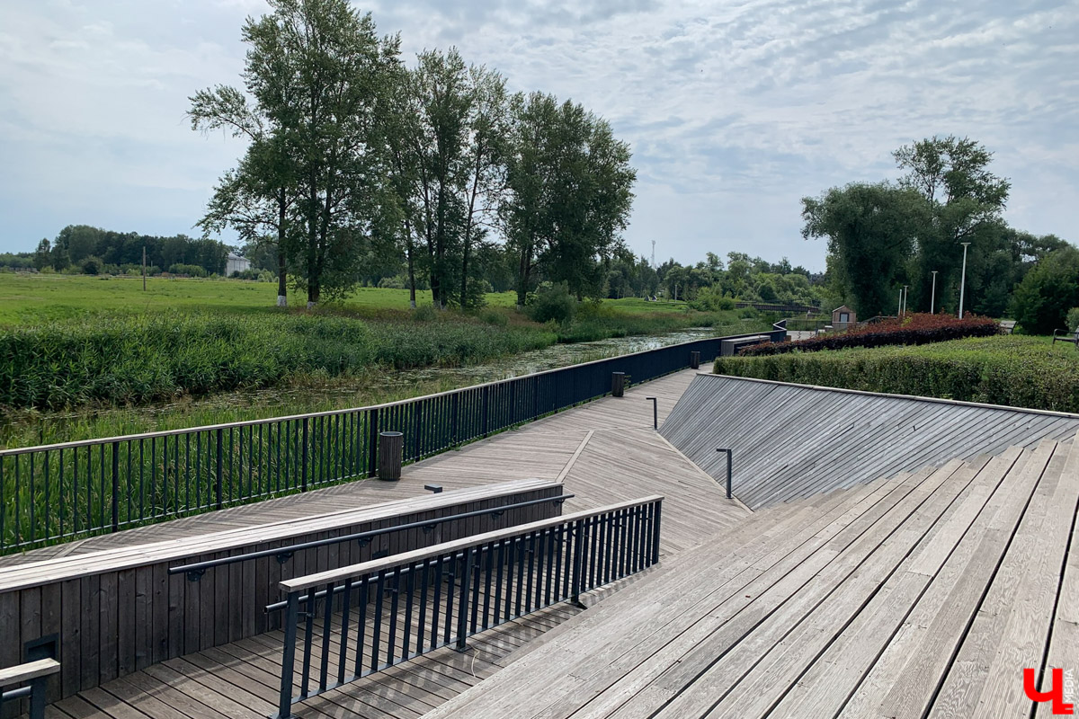 Гаврилов Посад — городок в Ивановской области примерно в 30 километрах от Суздаля. Его называют родиной известного на весь мир владимирского тяжеловоза. Обойти все местные достопримечательности можно всего за несколько часов в лайтовом режиме. Ехать сюда стоит за особой атмосферой: прогуляться по лучшей по версии «Афиша Daily» набережной, подняться на старую колокольню ради невероятных видов и, конечно, посетить Дворцовый конный завод.