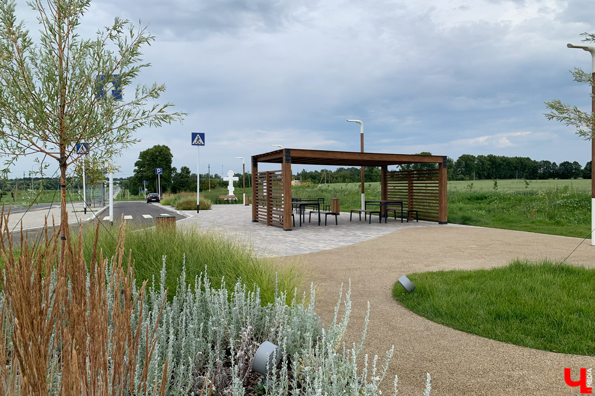 Гаврилов Посад — городок в Ивановской области примерно в 30 километрах от Суздаля. Его называют родиной известного на весь мир владимирского тяжеловоза. Обойти все местные достопримечательности можно всего за несколько часов в лайтовом режиме. Ехать сюда стоит за особой атмосферой: прогуляться по лучшей по версии «Афиша Daily» набережной, подняться на старую колокольню ради невероятных видов и, конечно, посетить Дворцовый конный завод.