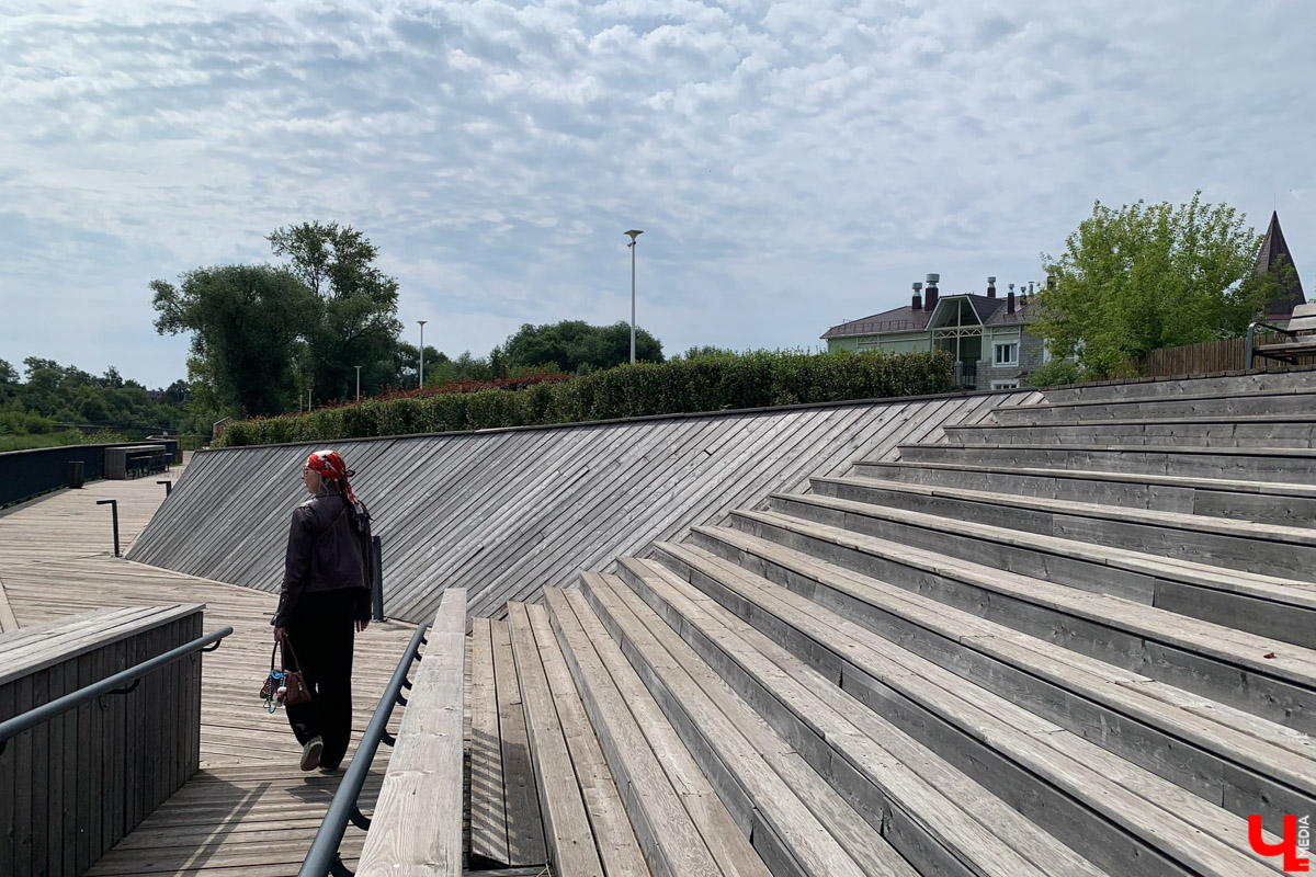 Гаврилов Посад — городок в Ивановской области примерно в 30 километрах от Суздаля. Его называют родиной известного на весь мир владимирского тяжеловоза. Обойти все местные достопримечательности можно всего за несколько часов в лайтовом режиме. Ехать сюда стоит за особой атмосферой: прогуляться по лучшей по версии «Афиша Daily» набережной, подняться на старую колокольню ради невероятных видов и, конечно, посетить Дворцовый конный завод.