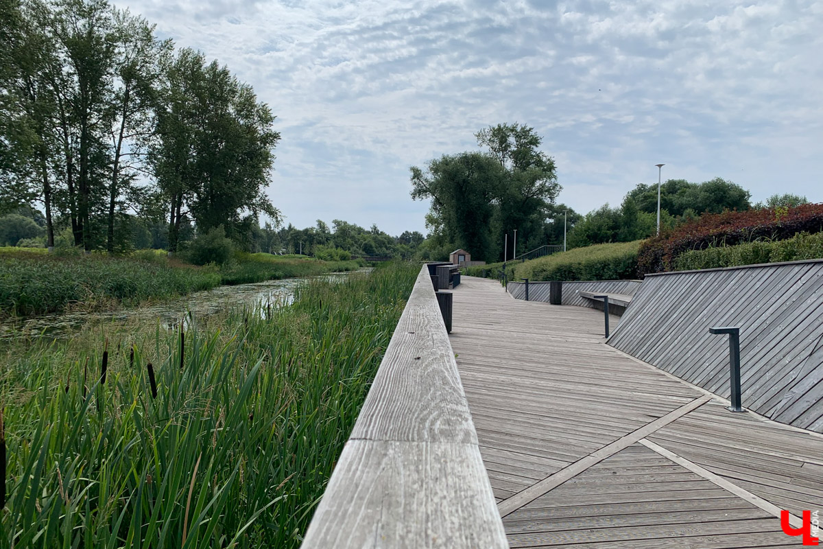 Гаврилов Посад — городок в Ивановской области примерно в 30 километрах от Суздаля. Его называют родиной известного на весь мир владимирского тяжеловоза. Обойти все местные достопримечательности можно всего за несколько часов в лайтовом режиме. Ехать сюда стоит за особой атмосферой: прогуляться по лучшей по версии «Афиша Daily» набережной, подняться на старую колокольню ради невероятных видов и, конечно, посетить Дворцовый конный завод.