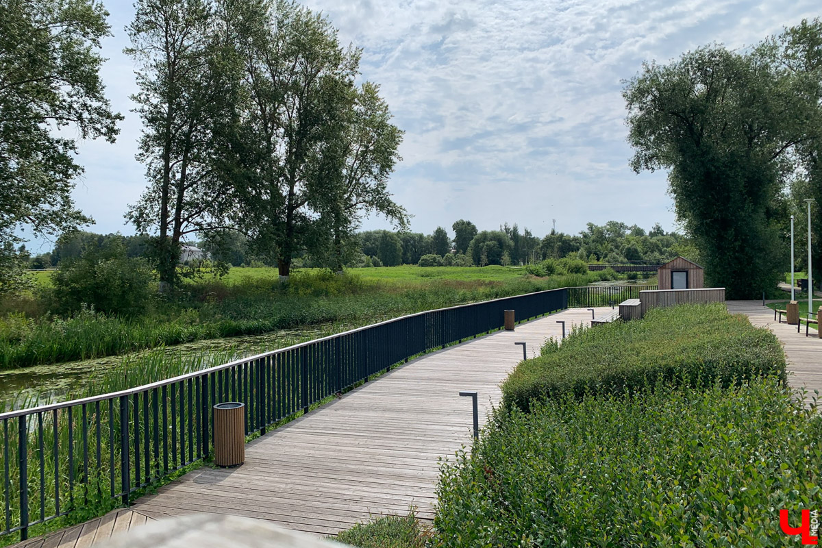 Гаврилов Посад — городок в Ивановской области примерно в 30 километрах от Суздаля. Его называют родиной известного на весь мир владимирского тяжеловоза. Обойти все местные достопримечательности можно всего за несколько часов в лайтовом режиме. Ехать сюда стоит за особой атмосферой: прогуляться по лучшей по версии «Афиша Daily» набережной, подняться на старую колокольню ради невероятных видов и, конечно, посетить Дворцовый конный завод.