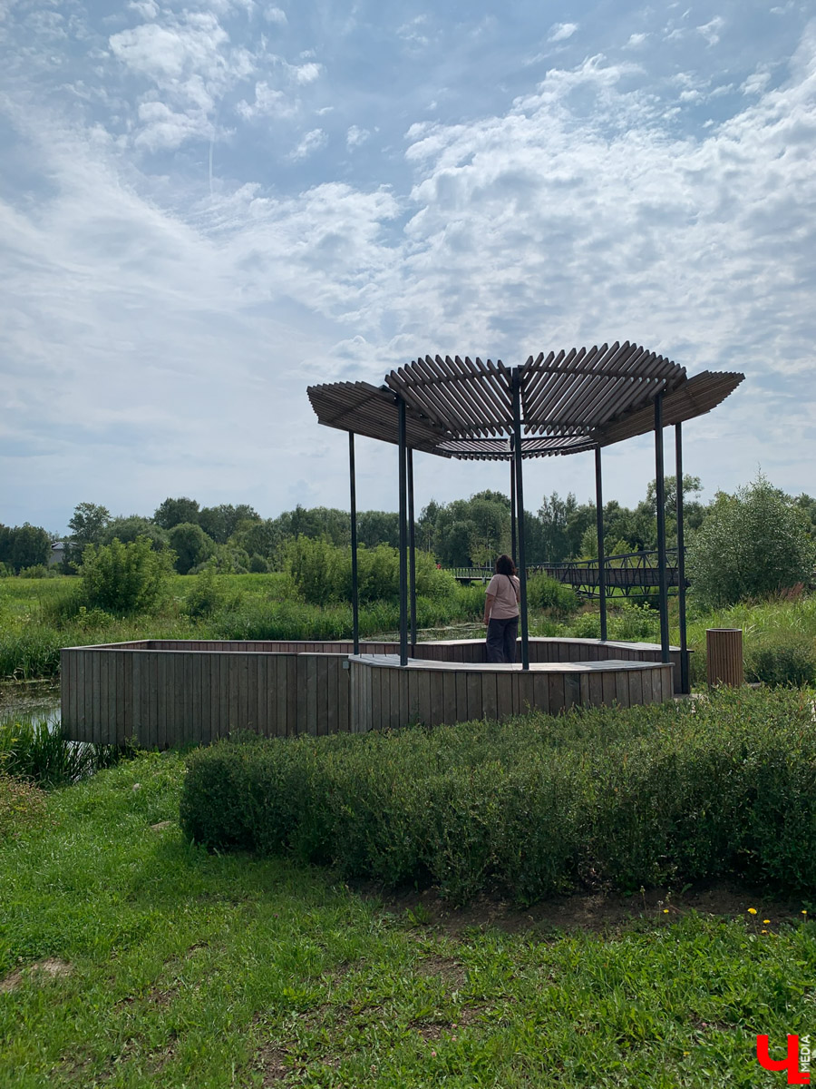 Гаврилов Посад — городок в Ивановской области примерно в 30 километрах от Суздаля. Его называют родиной известного на весь мир владимирского тяжеловоза. Обойти все местные достопримечательности можно всего за несколько часов в лайтовом режиме. Ехать сюда стоит за особой атмосферой: прогуляться по лучшей по версии «Афиша Daily» набережной, подняться на старую колокольню ради невероятных видов и, конечно, посетить Дворцовый конный завод.