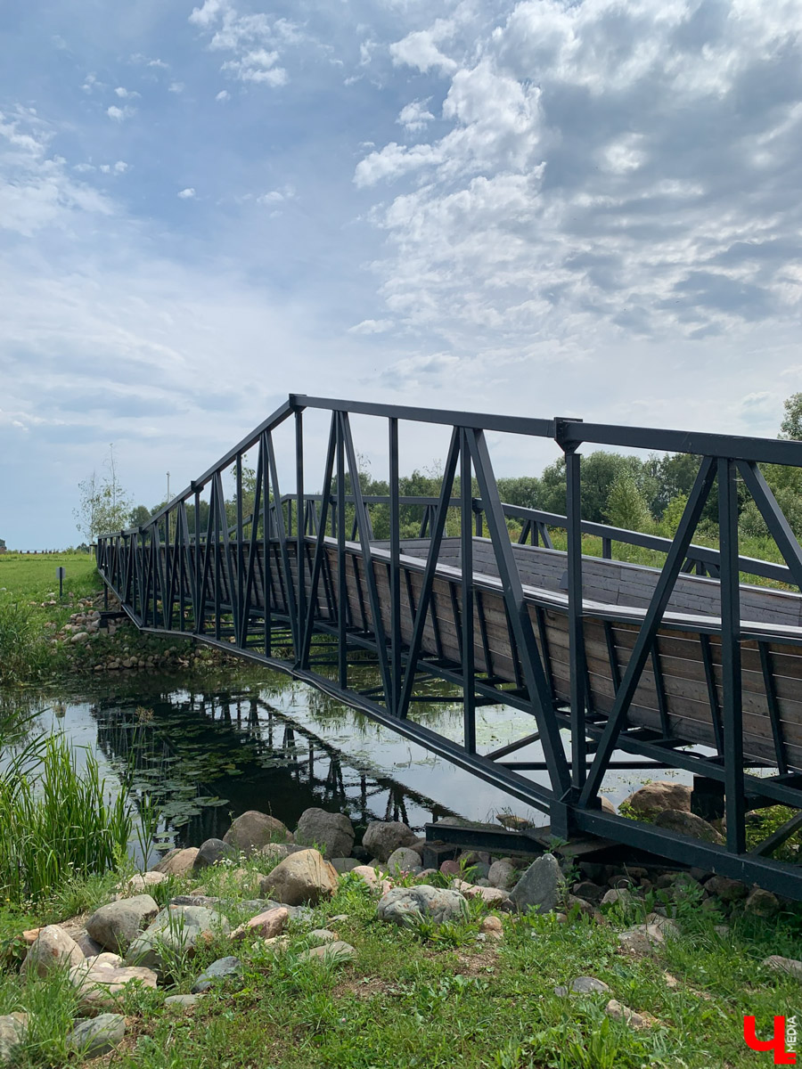 Гаврилов Посад — городок в Ивановской области примерно в 30 километрах от Суздаля. Его называют родиной известного на весь мир владимирского тяжеловоза. Обойти все местные достопримечательности можно всего за несколько часов в лайтовом режиме. Ехать сюда стоит за особой атмосферой: прогуляться по лучшей по версии «Афиша Daily» набережной, подняться на старую колокольню ради невероятных видов и, конечно, посетить Дворцовый конный завод.