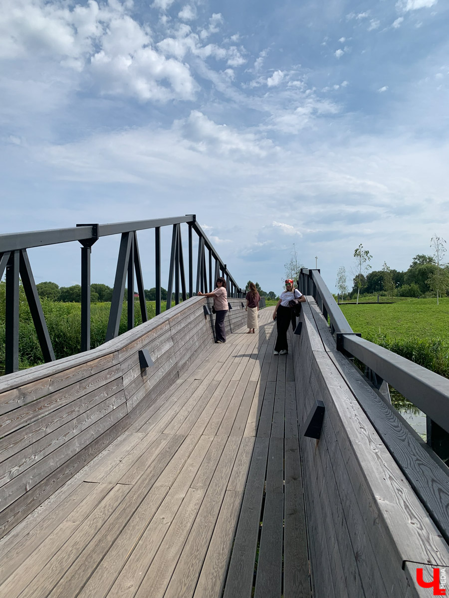 Гаврилов Посад — городок в Ивановской области примерно в 30 километрах от Суздаля. Его называют родиной известного на весь мир владимирского тяжеловоза. Обойти все местные достопримечательности можно всего за несколько часов в лайтовом режиме. Ехать сюда стоит за особой атмосферой: прогуляться по лучшей по версии «Афиша Daily» набережной, подняться на старую колокольню ради невероятных видов и, конечно, посетить Дворцовый конный завод.