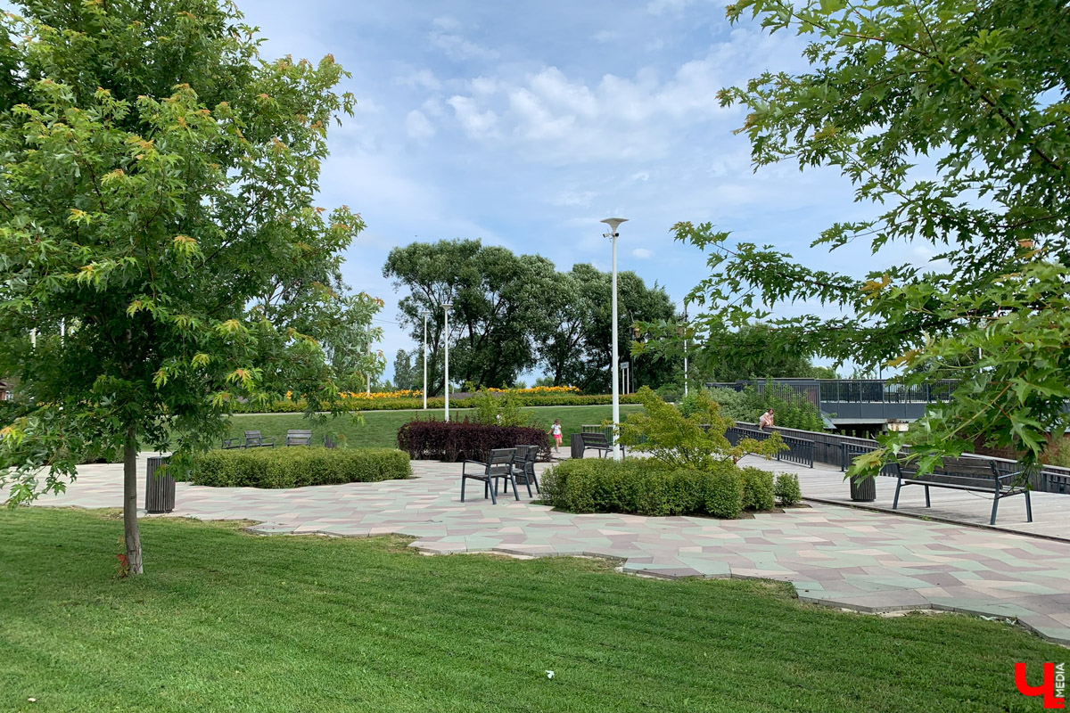 Гаврилов Посад — городок в Ивановской области примерно в 30 километрах от Суздаля. Его называют родиной известного на весь мир владимирского тяжеловоза. Обойти все местные достопримечательности можно всего за несколько часов в лайтовом режиме. Ехать сюда стоит за особой атмосферой: прогуляться по лучшей по версии «Афиша Daily» набережной, подняться на старую колокольню ради невероятных видов и, конечно, посетить Дворцовый конный завод.