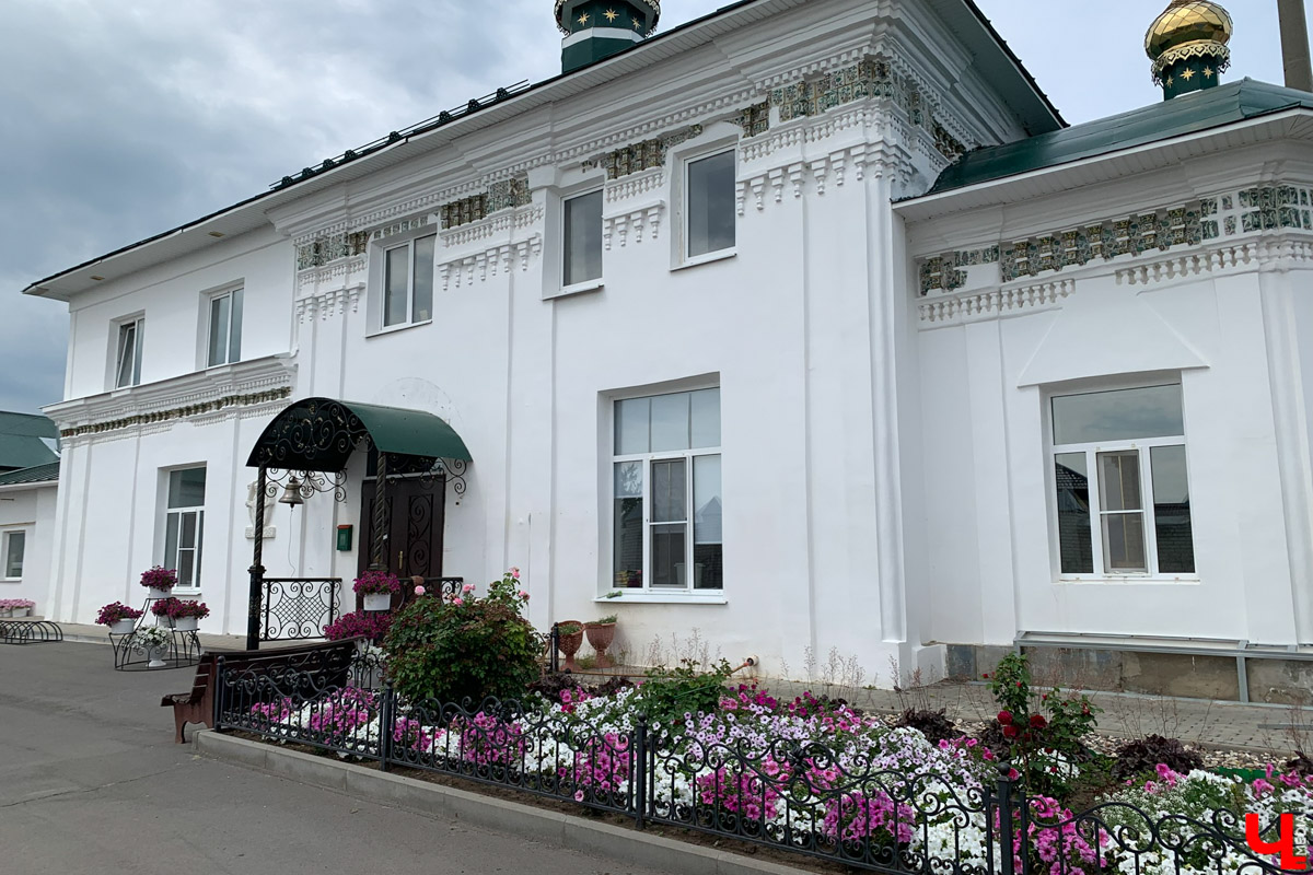 Гаврилов Посад — городок в Ивановской области примерно в 30 километрах от Суздаля. Его называют родиной известного на весь мир владимирского тяжеловоза. Обойти все местные достопримечательности можно всего за несколько часов в лайтовом режиме. Ехать сюда стоит за особой атмосферой: прогуляться по лучшей по версии «Афиша Daily» набережной, подняться на старую колокольню ради невероятных видов и, конечно, посетить Дворцовый конный завод.