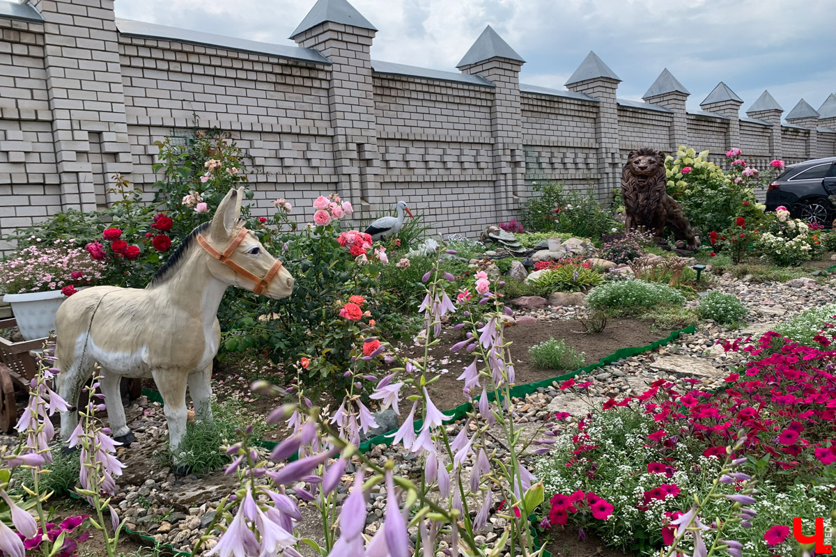 Гаврилов Посад — городок в Ивановской области примерно в 30 километрах от Суздаля. Его называют родиной известного на весь мир владимирского тяжеловоза. Обойти все местные достопримечательности можно всего за несколько часов в лайтовом режиме. Ехать сюда стоит за особой атмосферой: прогуляться по лучшей по версии «Афиша Daily» набережной, подняться на старую колокольню ради невероятных видов и, конечно, посетить Дворцовый конный завод.