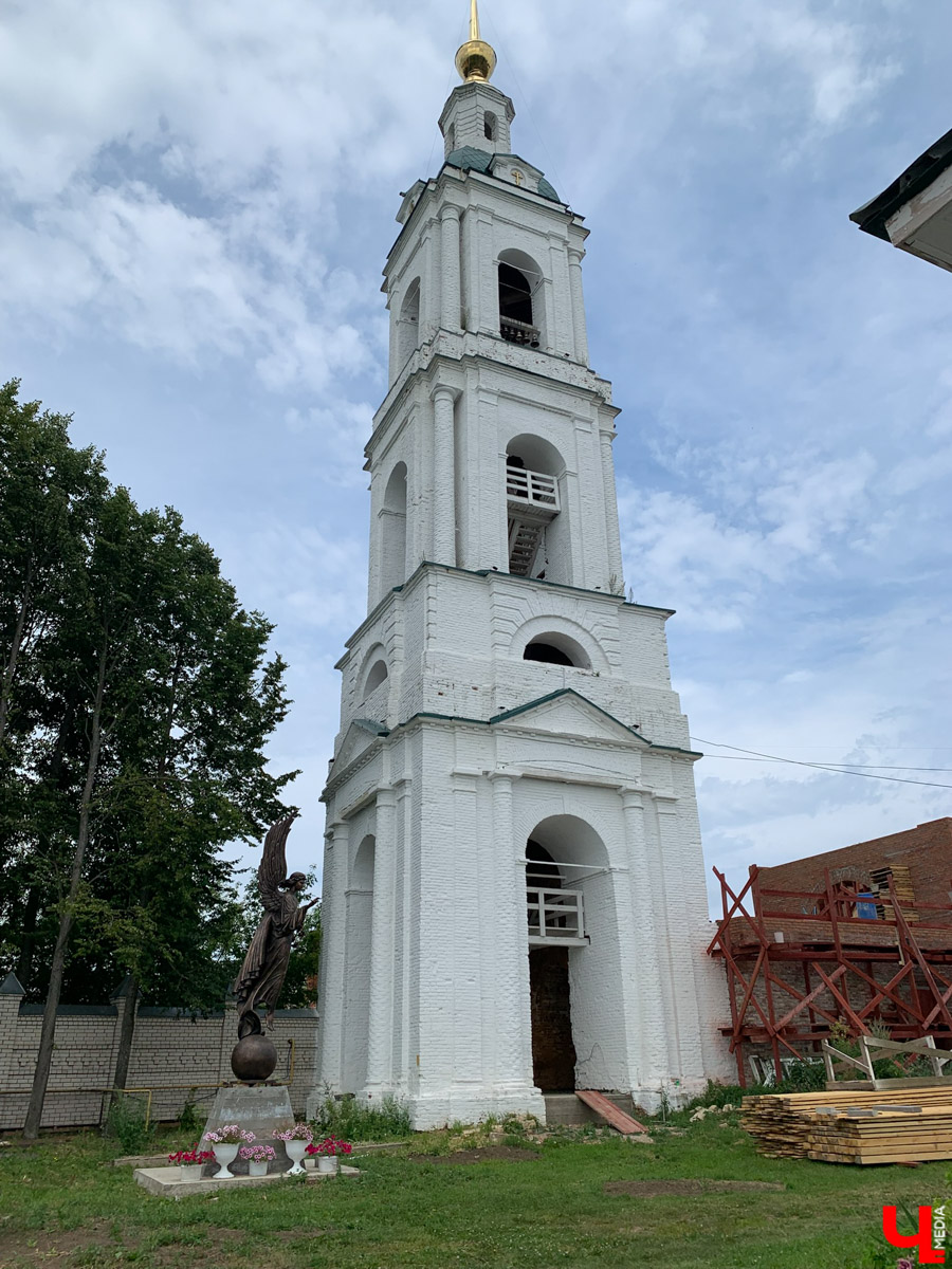 Гаврилов Посад — городок в Ивановской области примерно в 30 километрах от Суздаля. Его называют родиной известного на весь мир владимирского тяжеловоза. Обойти все местные достопримечательности можно всего за несколько часов в лайтовом режиме. Ехать сюда стоит за особой атмосферой: прогуляться по лучшей по версии «Афиша Daily» набережной, подняться на старую колокольню ради невероятных видов и, конечно, посетить Дворцовый конный завод.