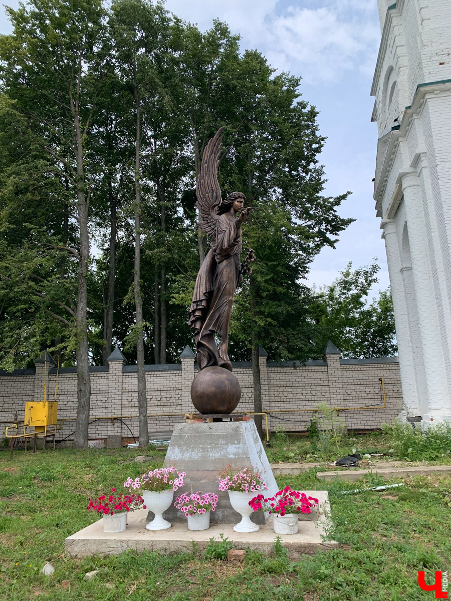 Гаврилов Посад — городок в Ивановской области примерно в 30 километрах от Суздаля. Его называют родиной известного на весь мир владимирского тяжеловоза. Обойти все местные достопримечательности можно всего за несколько часов в лайтовом режиме. Ехать сюда стоит за особой атмосферой: прогуляться по лучшей по версии «Афиша Daily» набережной, подняться на старую колокольню ради невероятных видов и, конечно, посетить Дворцовый конный завод.