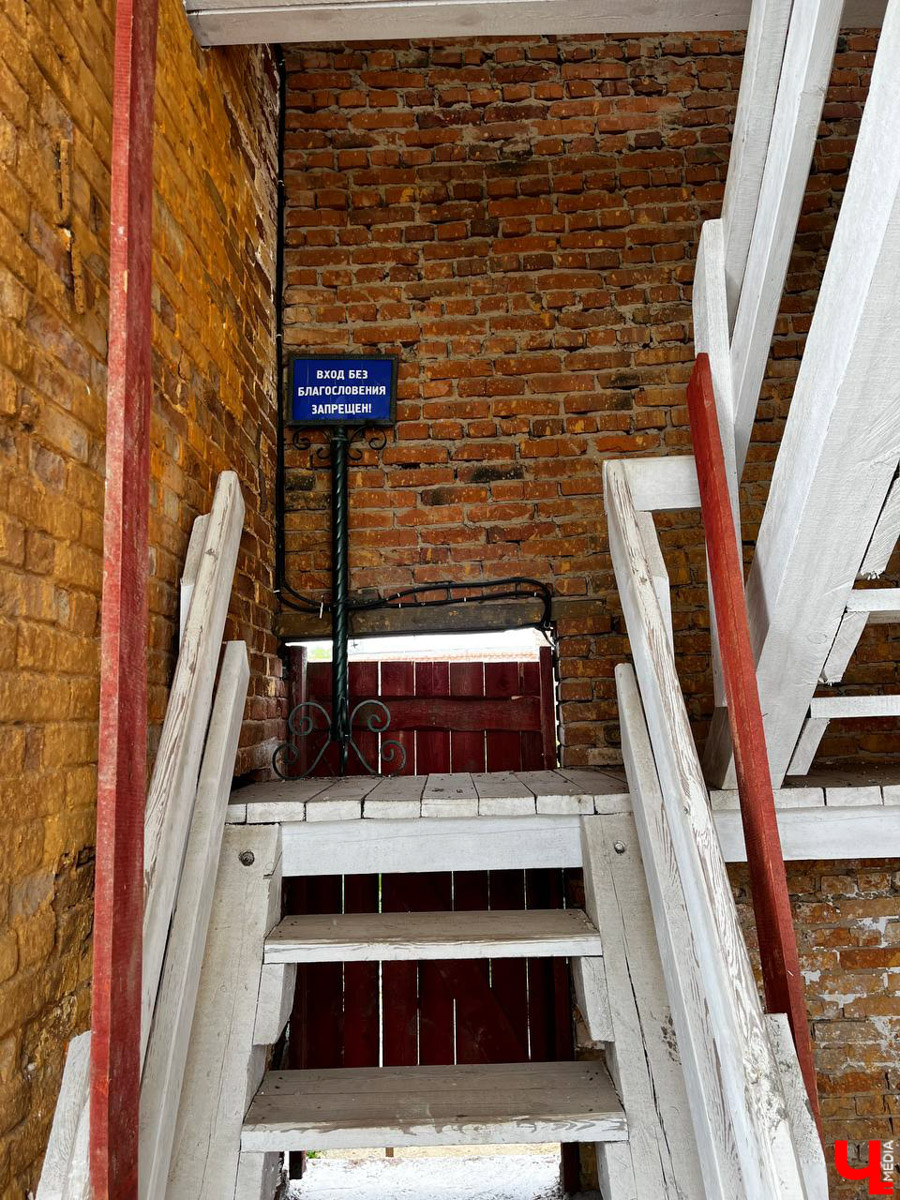 Гаврилов Посад — городок в Ивановской области примерно в 30 километрах от Суздаля. Его называют родиной известного на весь мир владимирского тяжеловоза. Обойти все местные достопримечательности можно всего за несколько часов в лайтовом режиме. Ехать сюда стоит за особой атмосферой: прогуляться по лучшей по версии «Афиша Daily» набережной, подняться на старую колокольню ради невероятных видов и, конечно, посетить Дворцовый конный завод.