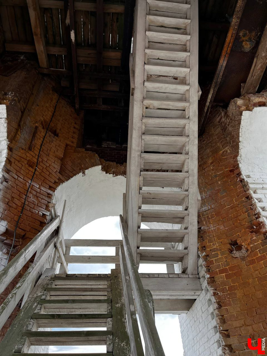 Гаврилов Посад — городок в Ивановской области примерно в 30 километрах от Суздаля. Его называют родиной известного на весь мир владимирского тяжеловоза. Обойти все местные достопримечательности можно всего за несколько часов в лайтовом режиме. Ехать сюда стоит за особой атмосферой: прогуляться по лучшей по версии «Афиша Daily» набережной, подняться на старую колокольню ради невероятных видов и, конечно, посетить Дворцовый конный завод.