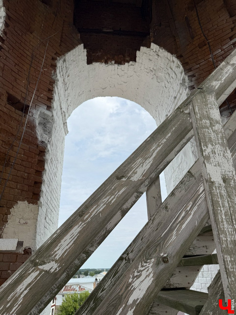 Гаврилов Посад — городок в Ивановской области примерно в 30 километрах от Суздаля. Его называют родиной известного на весь мир владимирского тяжеловоза. Обойти все местные достопримечательности можно всего за несколько часов в лайтовом режиме. Ехать сюда стоит за особой атмосферой: прогуляться по лучшей по версии «Афиша Daily» набережной, подняться на старую колокольню ради невероятных видов и, конечно, посетить Дворцовый конный завод.