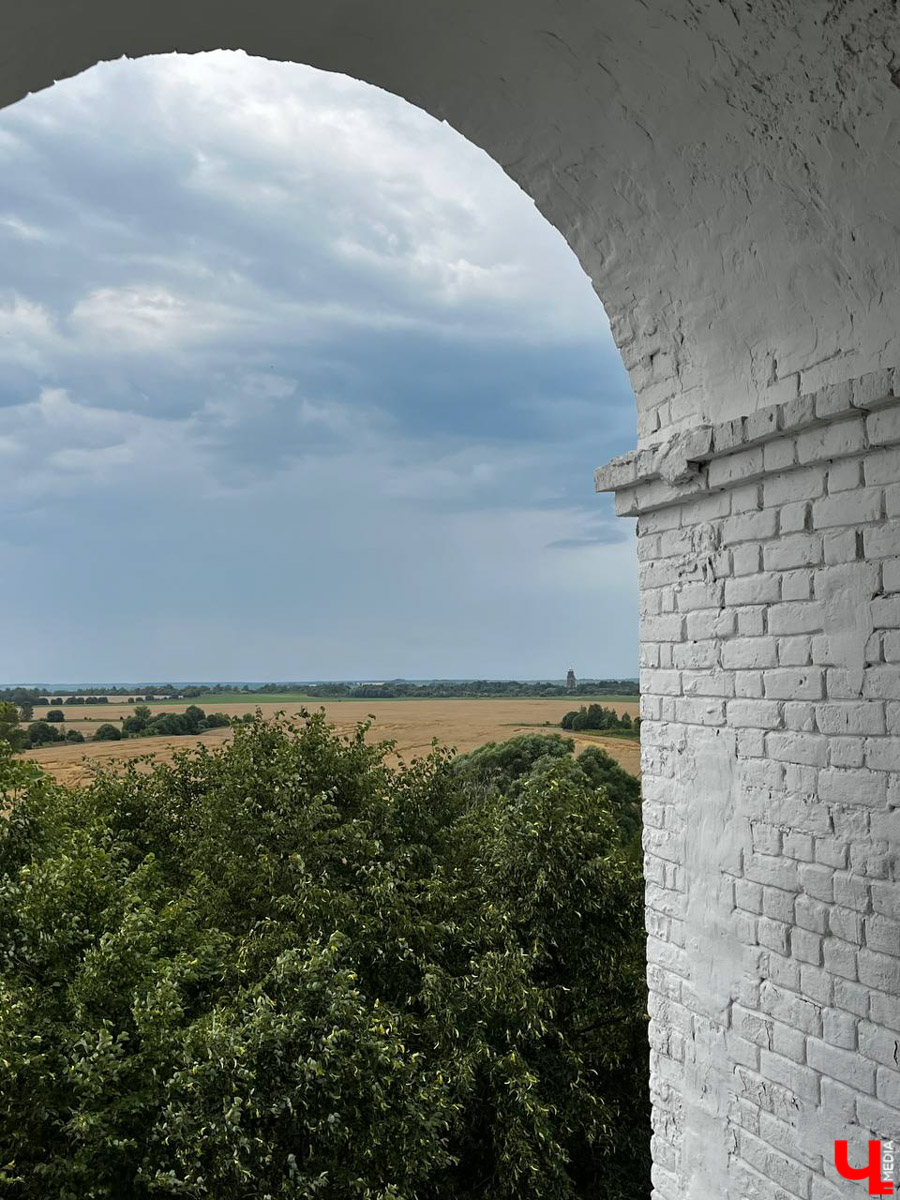 Гаврилов Посад — городок в Ивановской области примерно в 30 километрах от Суздаля. Его называют родиной известного на весь мир владимирского тяжеловоза. Обойти все местные достопримечательности можно всего за несколько часов в лайтовом режиме. Ехать сюда стоит за особой атмосферой: прогуляться по лучшей по версии «Афиша Daily» набережной, подняться на старую колокольню ради невероятных видов и, конечно, посетить Дворцовый конный завод.